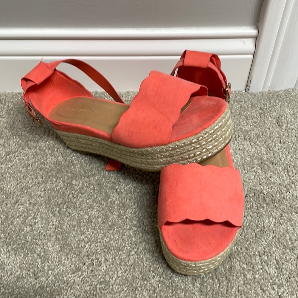 New w/o box or tags. Peach 🍑 scalloped platform sandals.